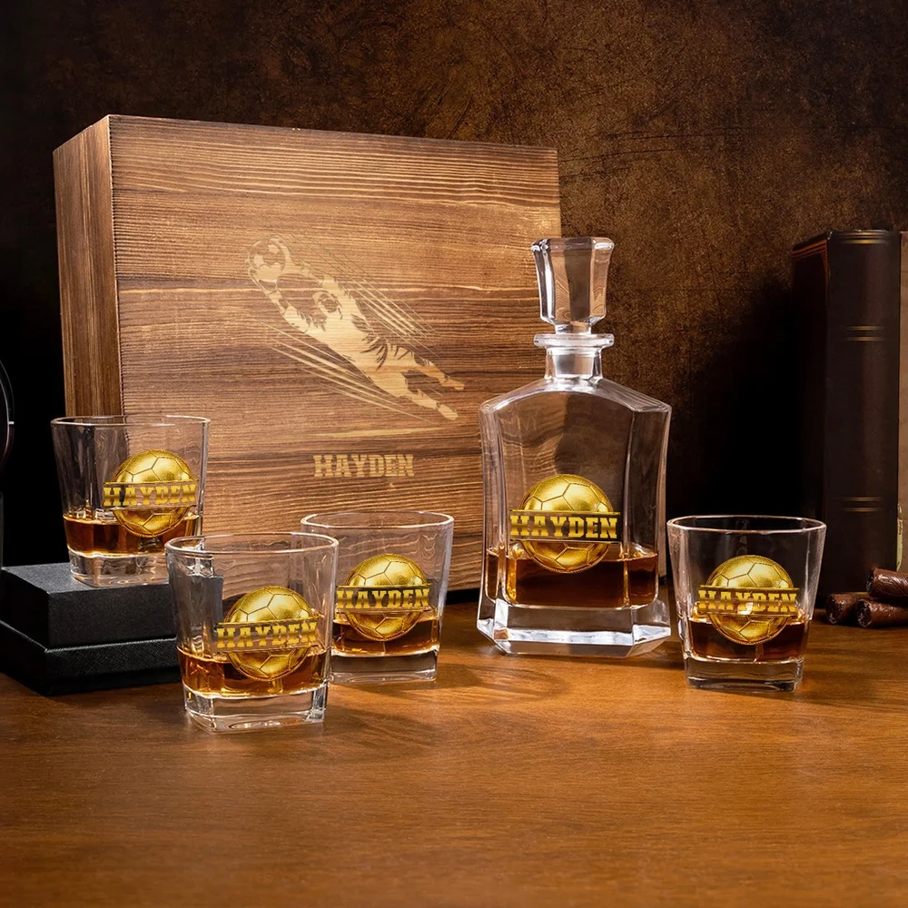 Gepersonaliseerde Voetbal Whisky Karaf 2 Glazen Houten Doos Set Met Gegraveerde Naam Verjaardag Jubileum Cadeau Voor Voetbal Liefhebbers – Callie