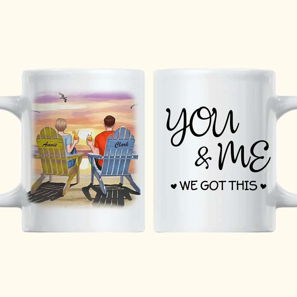 Personnalisé Vous Et Moi Couple Assis Sur Des Chaises Cheers Boire Une Tasse En Céramique Blanche Cadeau De La Saint-valentin Poignée De Type C - Callie