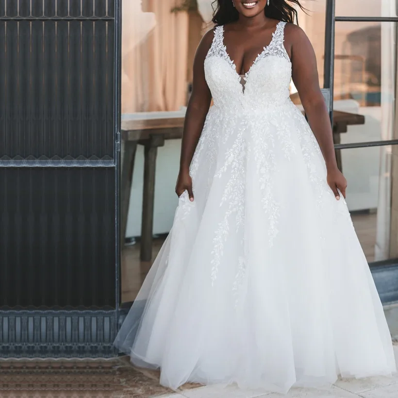 Plus Size A-line V-neck Sweep Train Tulle Wedding Dresses With Lace