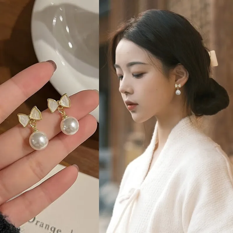 Pearl Bow Ear Clip